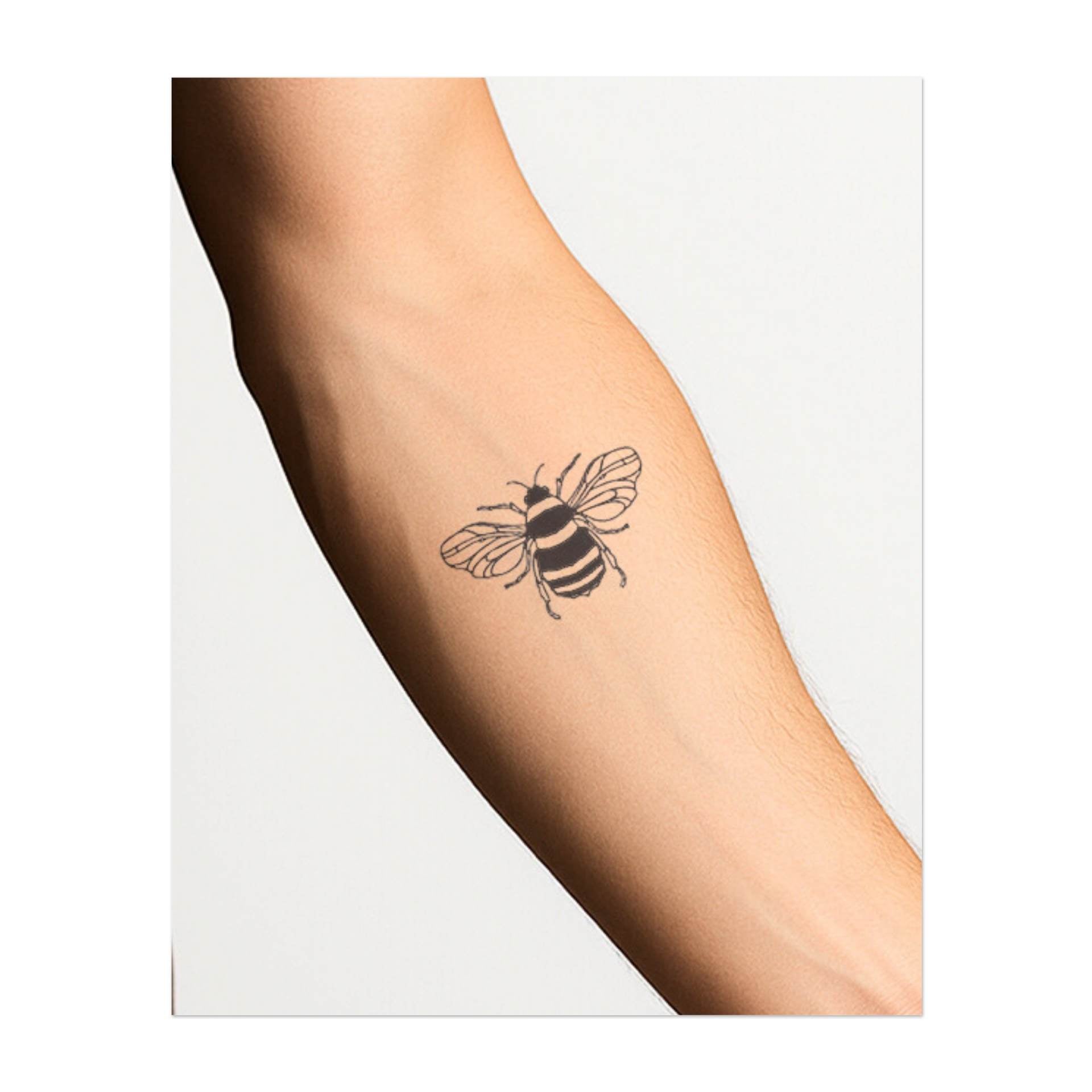 Un tatuaggio minimalista di un'ape con linee semplici. L'ape è raffigurata in volo, con strisce decise e ali dettagliate, che la rendono unica.