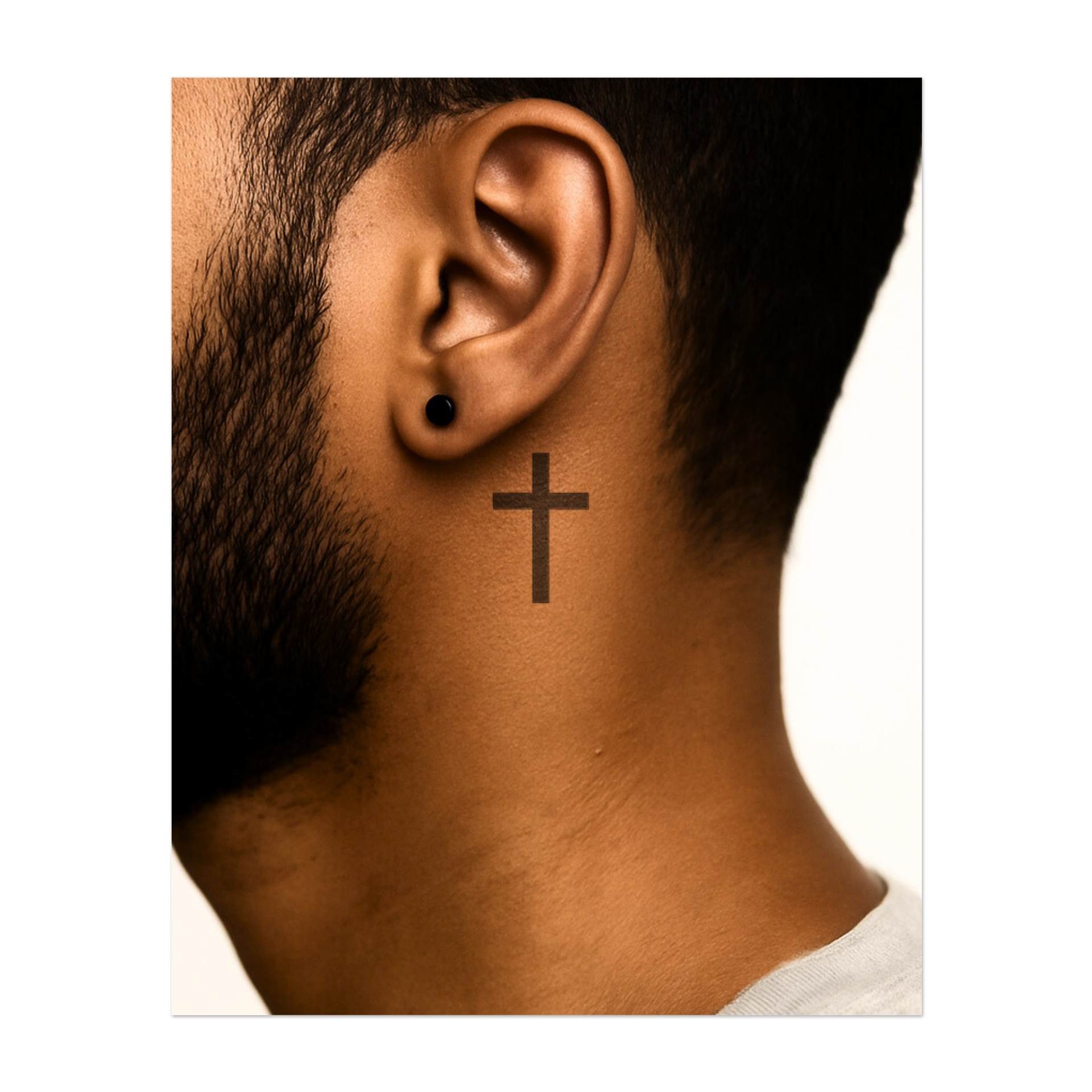 Una croce semplice e senza ornamenti. Rappresenta la fede, la spiritualità e un simbolismo senza tempo.