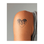 Un cuore con forme gocciolanti, simili a fiamme. Rappresenta emozioni intense, passione o un cuore in transizione.