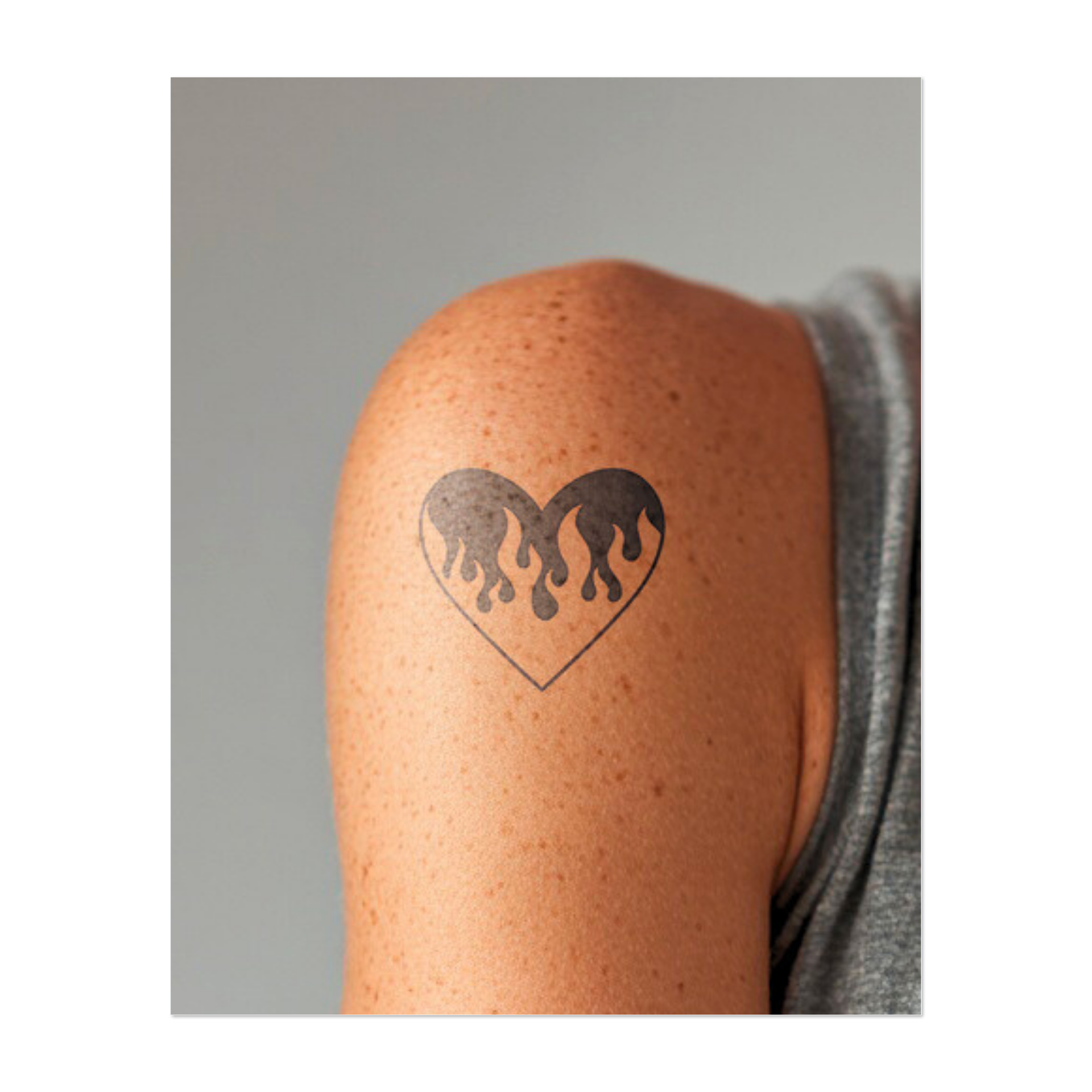 Un cuore con forme gocciolanti, simili a fiamme. Rappresenta emozioni intense, passione o un cuore in transizione.