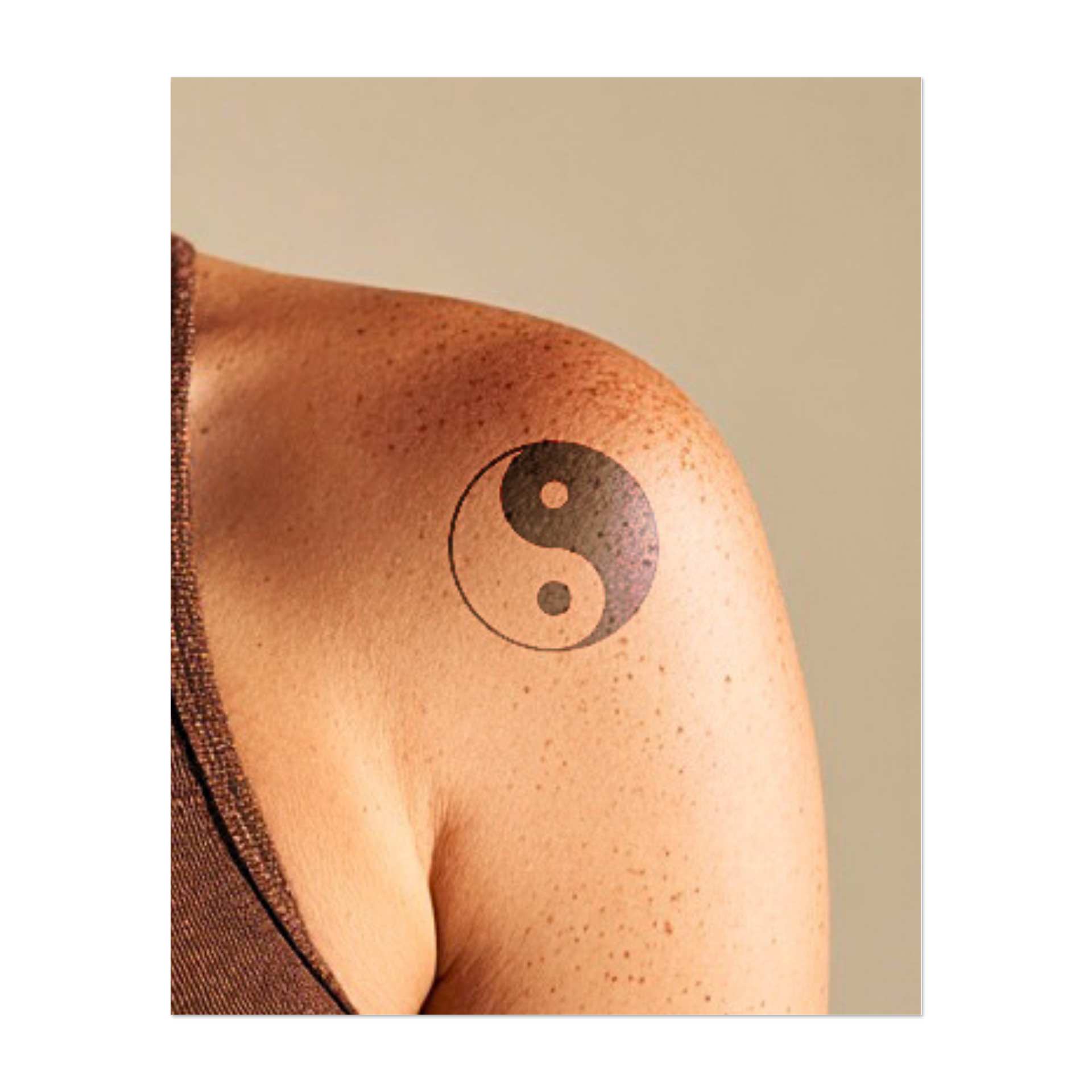 Il simbolo yin-yang. Rappresenta l'equilibrio, l'armonia e la connessione di forze opposte. Un simbolo classico di dualità e unità.