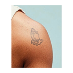 Due mani giunte in preghiera. Rappresentano fede, devozione e supplica. Un'immagine classica di pietà e spiritualità.