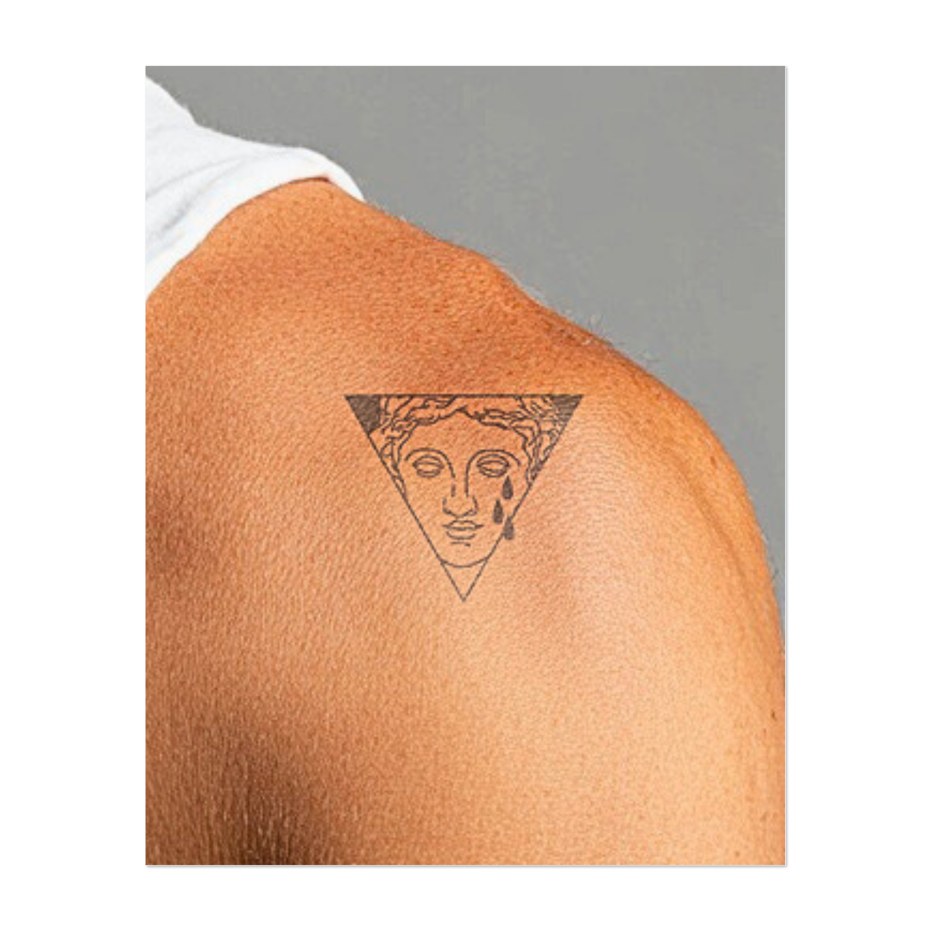 Un classico volto femminile in un triangolo con lacrime. Rappresenta il dolore, l'ispirazione artistica o la bellezza tragica. Un design sorprendente e simbolico.