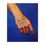 Un cuore spezzato con occhi e lacrime. Rappresenta il crepacuore, il dolore emotivo o uno stato di vulnerabilità. Un design sorprendente e carico di emozioni.