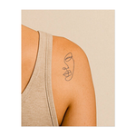 Un volto raffigurato in un'unica linea continua. Rappresenta semplicità, minimalismo ed espressione artistica. Un design moderno ed elegante.