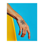 Un fiocco di neve stilizzato con elementi tribali o geometrici. Simboleggia l'unicità, l'inverno o un mix di motivi naturali e culturali.