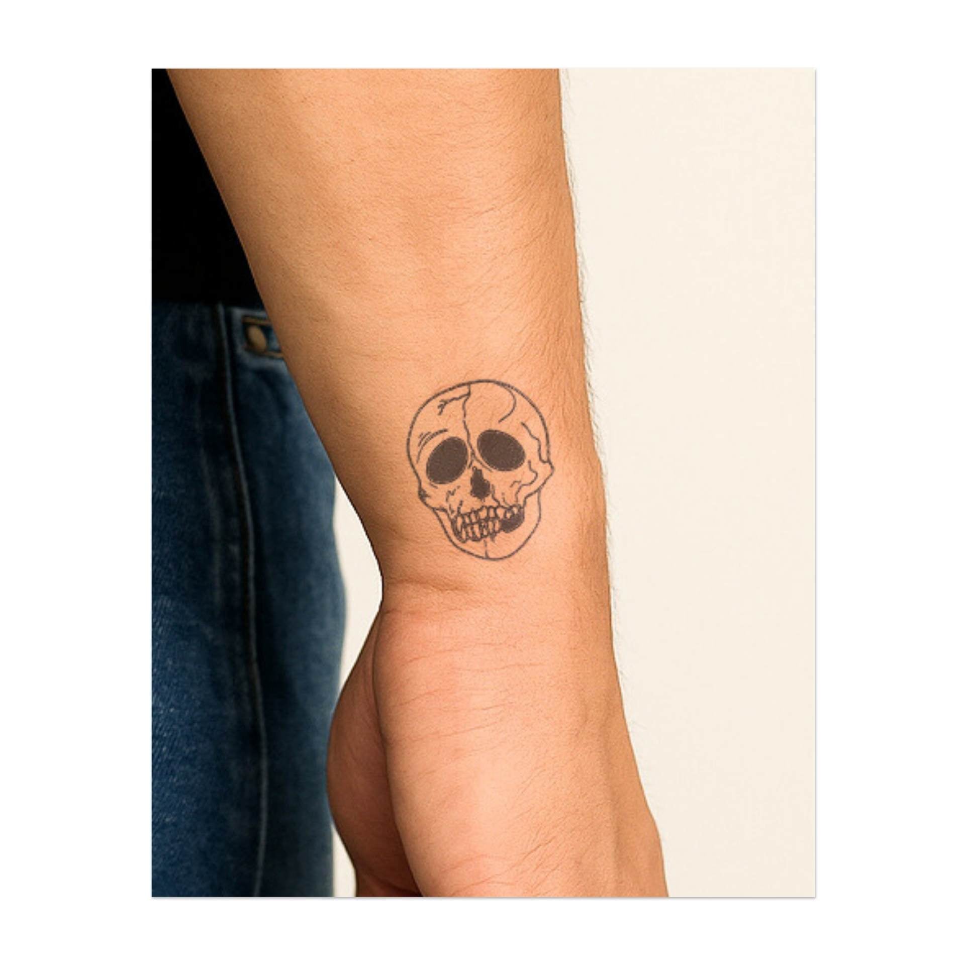 Un teschio classico con caratteristiche essenziali. Rappresenta la mortalità o un simbolo di ribellione. Un design semplice e iconico.