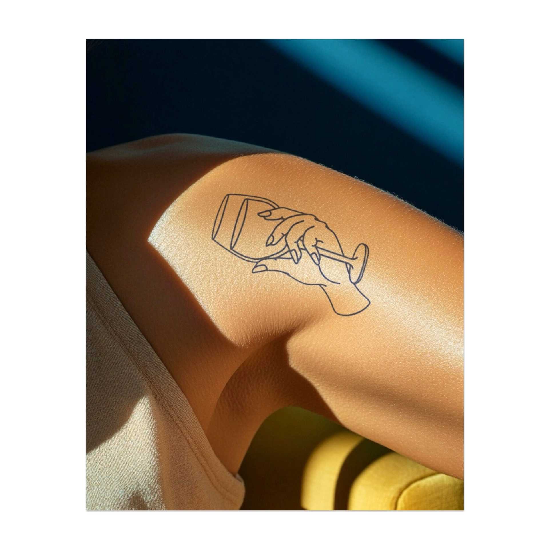 Una mano che regge un calice di vino. Rappresenta la celebrazione, l'eleganza o un momento di piacere. Un design semplice ma sofisticato.