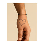 Un cuore formato da una rete metallica. Rappresenta un amore doloroso, protetto o resiliente. Un design sorprendente e simbolico dal significato complesso.