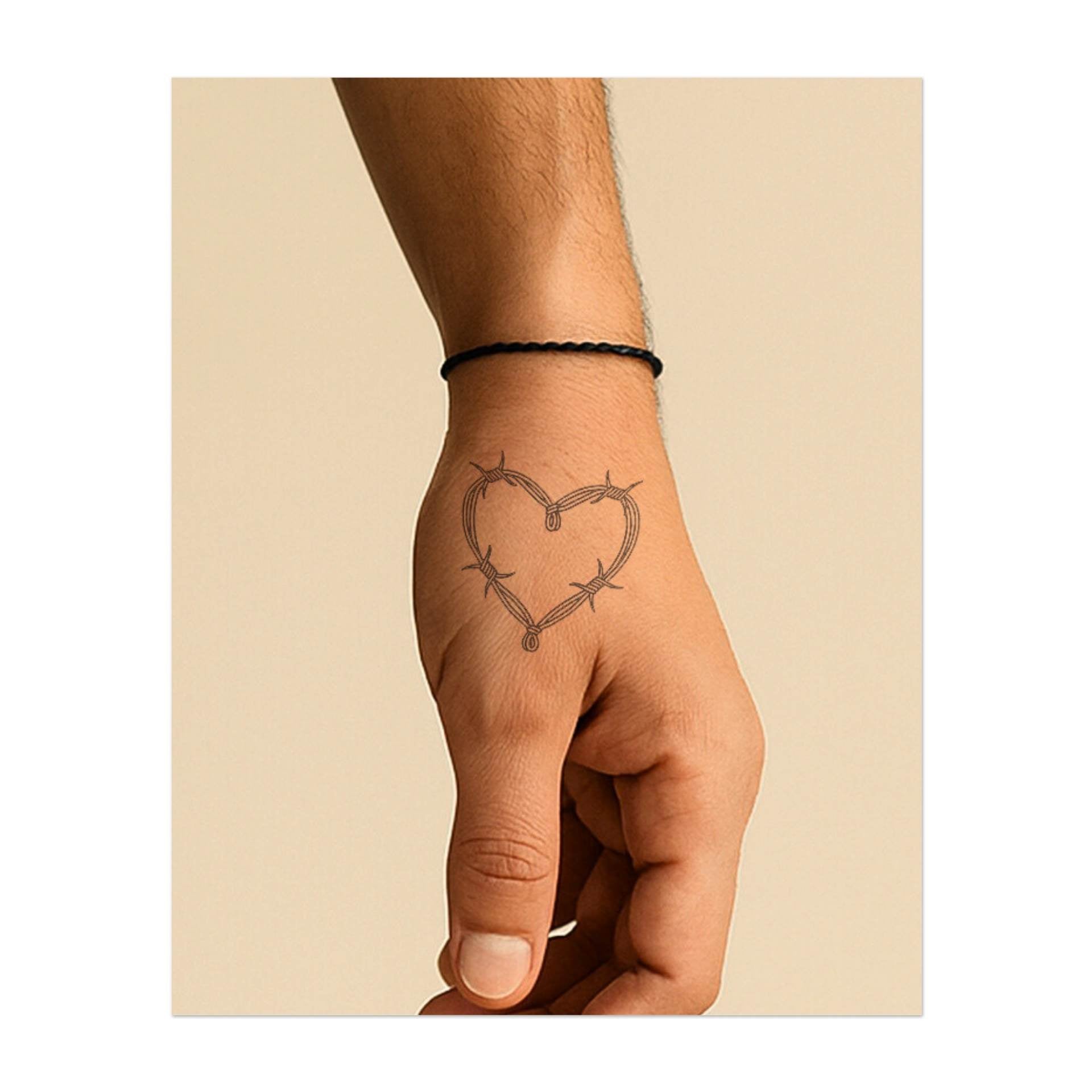 Un cuore formato da una rete metallica. Rappresenta un amore doloroso, protetto o resiliente. Un design sorprendente e simbolico dal significato complesso.