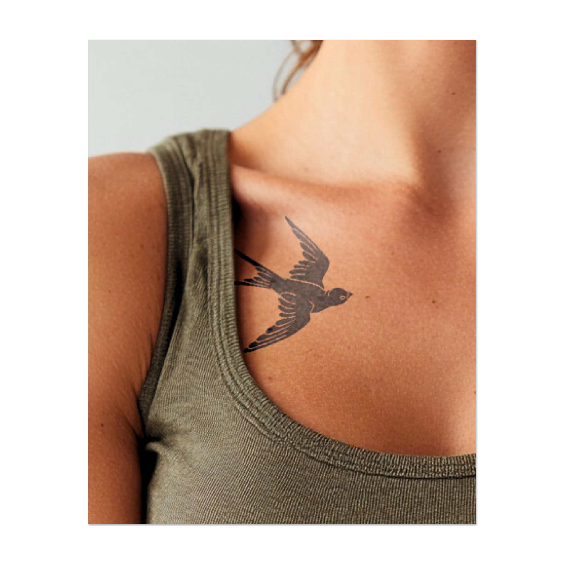 Una rondine stilizzata in volo. Rappresenta la libertà, il viaggio o un simbolo di speranza e ritorno. Un tatuaggio classico dal profondo simbolismo.