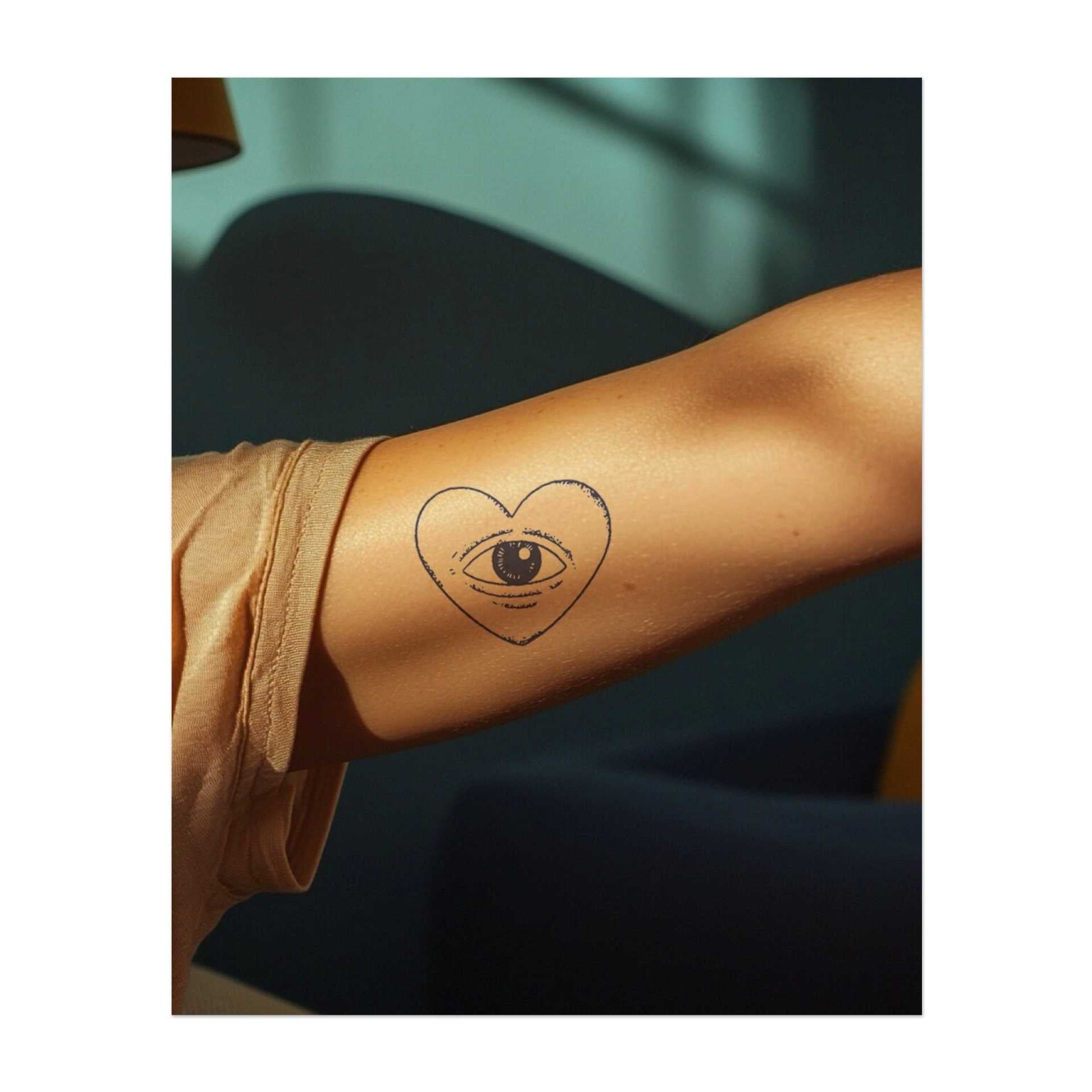 Un cuore con un occhio al centro. Rappresenta l'amore, la consapevolezza o un cuore risvegliato. Un design unico e simbolico con un mix di elementi classici e surreali.