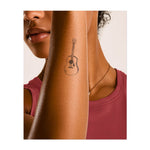 Una chitarra acustica classica. Rappresenta la musica, la passione o un legame con l'espressione musicale.