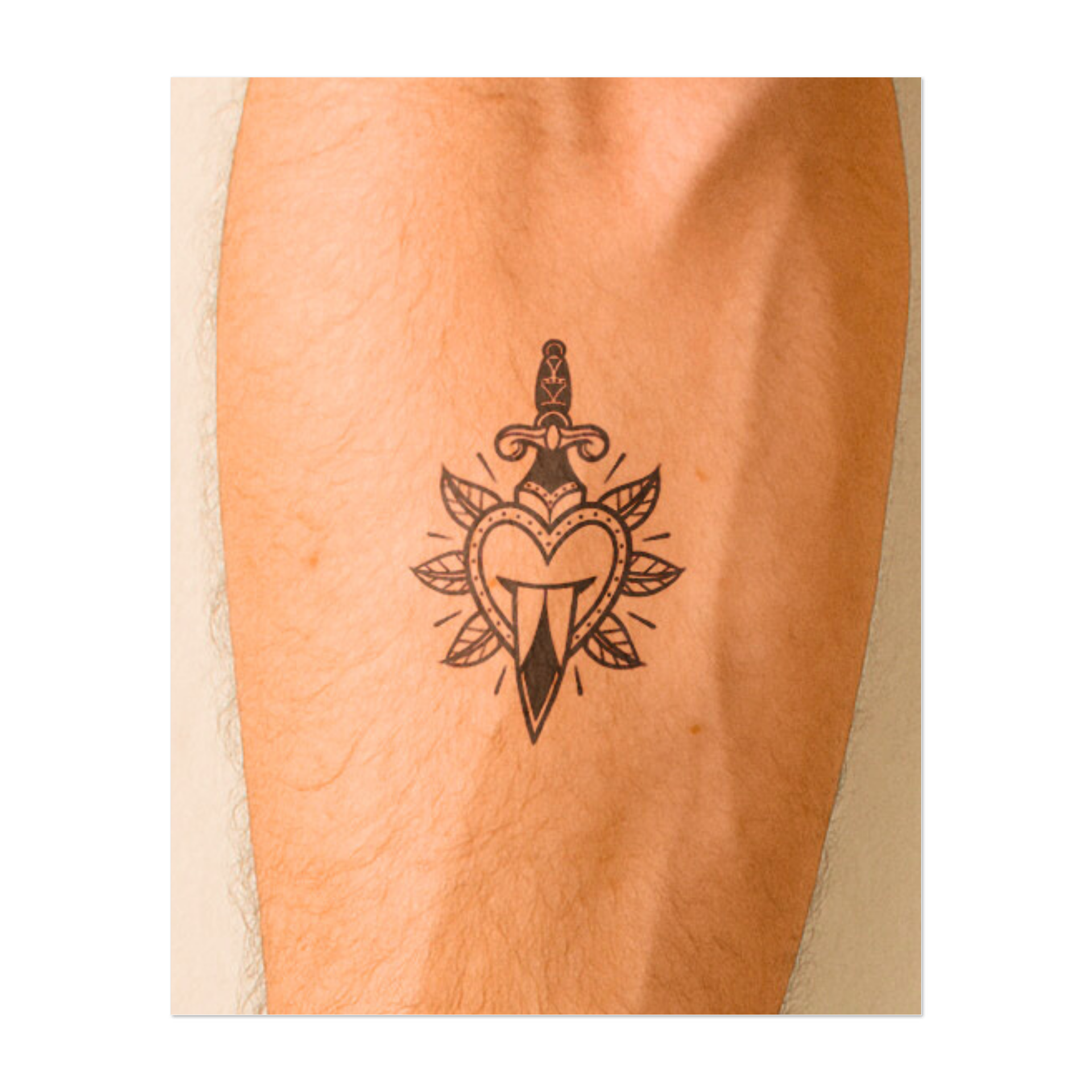 Un cuore trafitto da un pugnale, circondato da foglie. Simboleggia l'amore tradito, la forza nel dolore o un classico simbolo di dolore persistente.