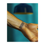 Un codice a barre standard con numeri. Rappresenta l'identità, la vita moderna o una dichiarazione sul consumismo.