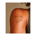 Due mani che si estendono in direzioni diverse. Rappresentano connessione, comunicazione o desiderio di interazione.