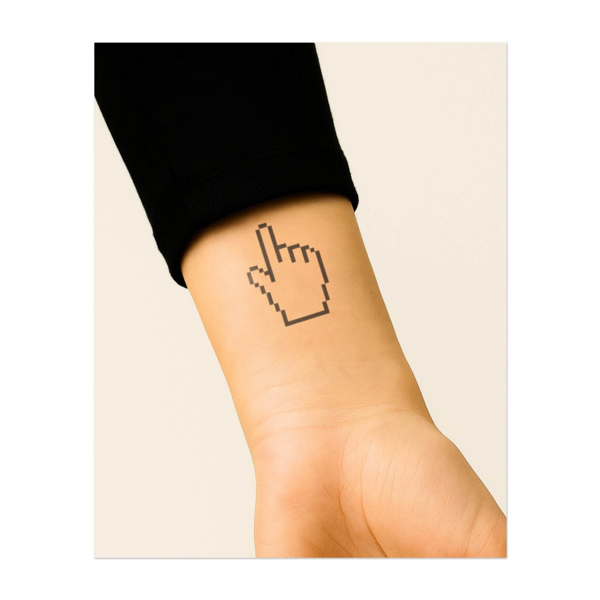 Un cursore pixelato a forma di mano. Simboleggia la tecnologia, l'interazione digitale o un nostalgico riferimento alla prima computer grafica.