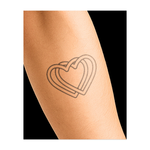 Tre cuori uniti. Simboleggiano amore, unità o un legame forte.