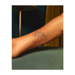 Due cherubini che si abbracciano. Simboleggia l'amore, l'innocenza o un classico simbolo di affetto.