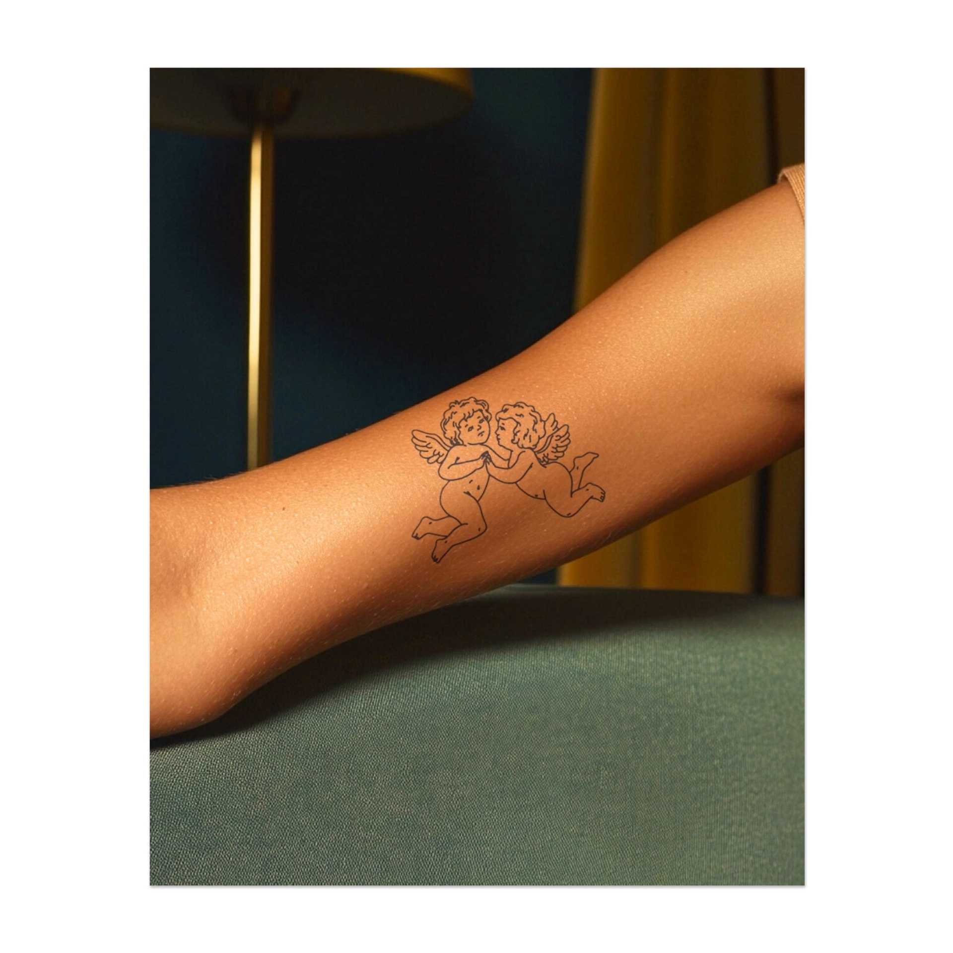 Due cherubini che si abbracciano. Simboleggia l'amore, l'innocenza o un classico simbolo di affetto.