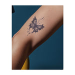 Una farfalla con un'ala strappata o frammentata. Simboleggia fragilità, trasformazione o bellezza imperfetta.