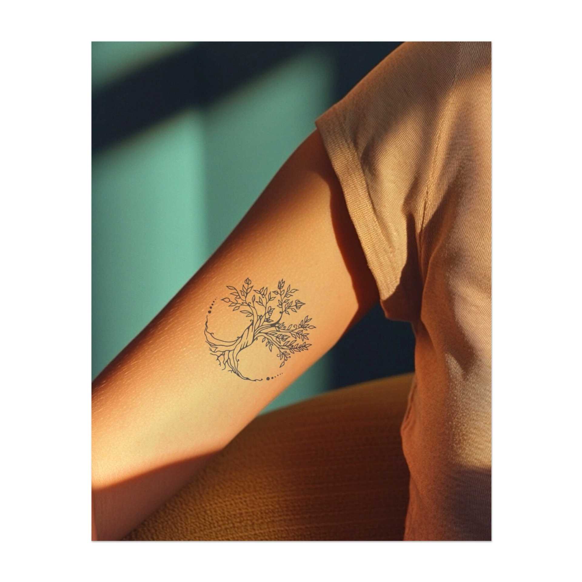 Un albero dettagliato con radici e rami, circondato da un cerchio punteggiato. Simboleggia la crescita, il legame con la natura o il ciclo della vita.