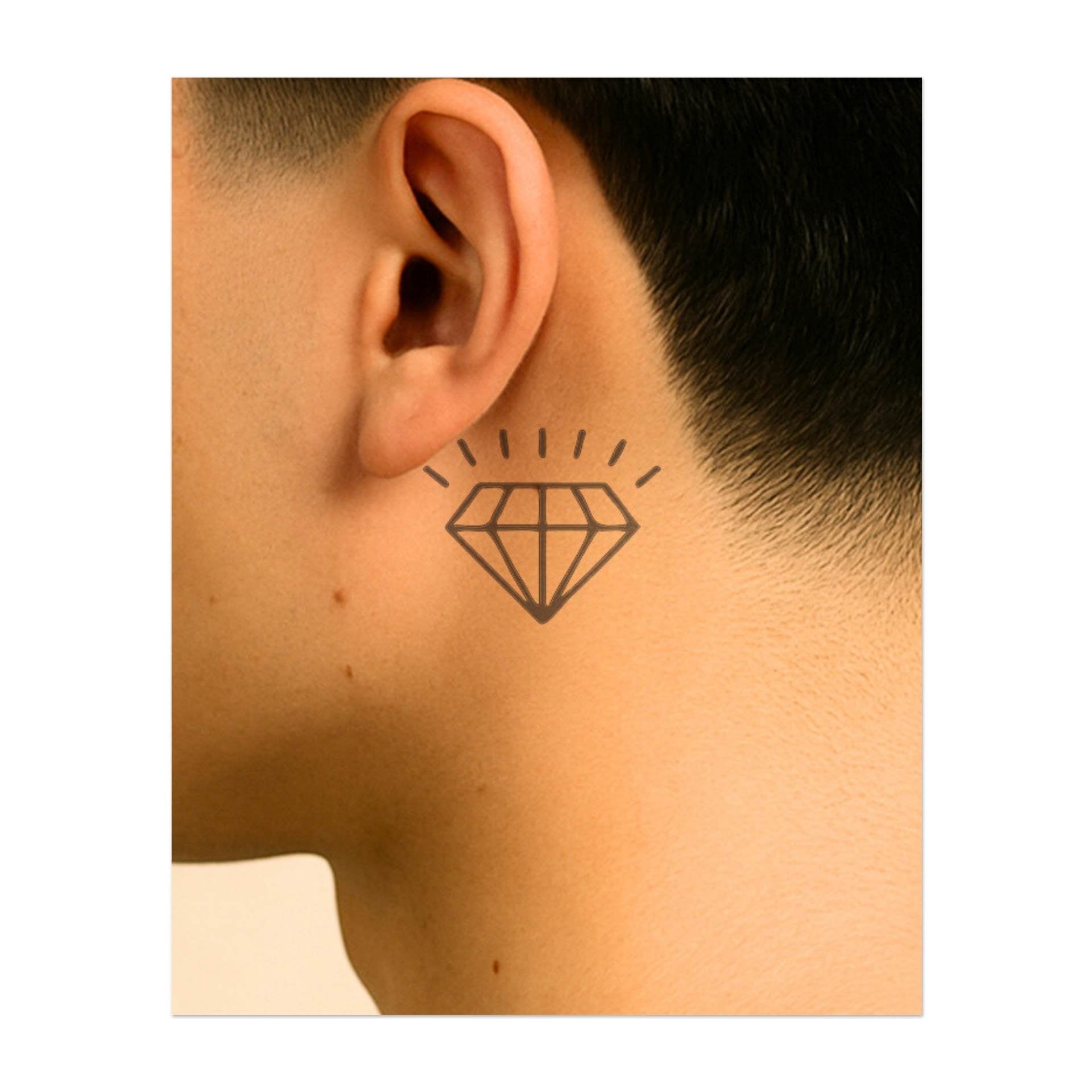 Un diamante semplice con linee radianti sopra di esso. Rappresenta brillantezza, valore o simbolo di purezza.