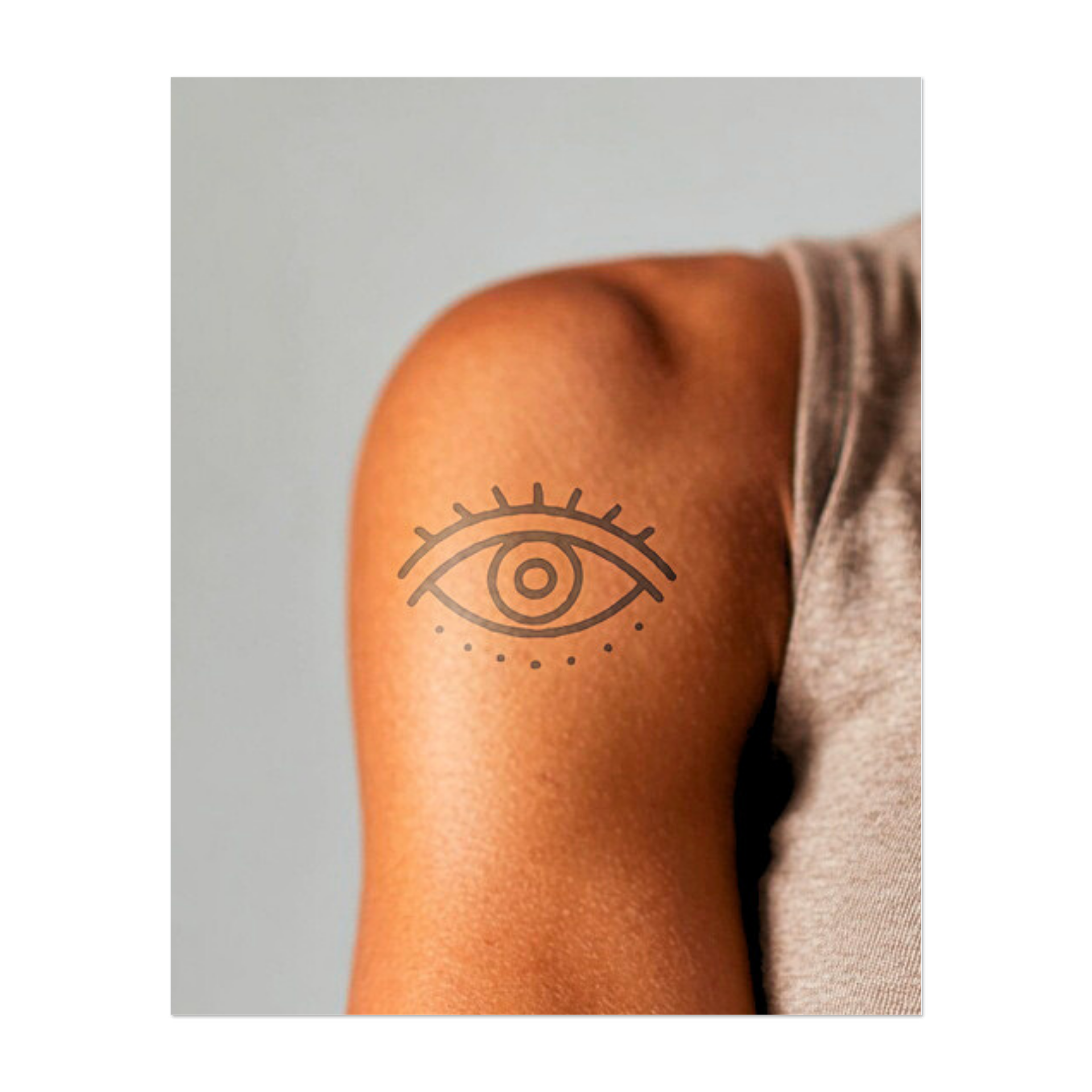 Un occhio stilizzato con ciglia e puntini sottostanti. Rappresenta la percezione, la consapevolezza o l'intuizione.