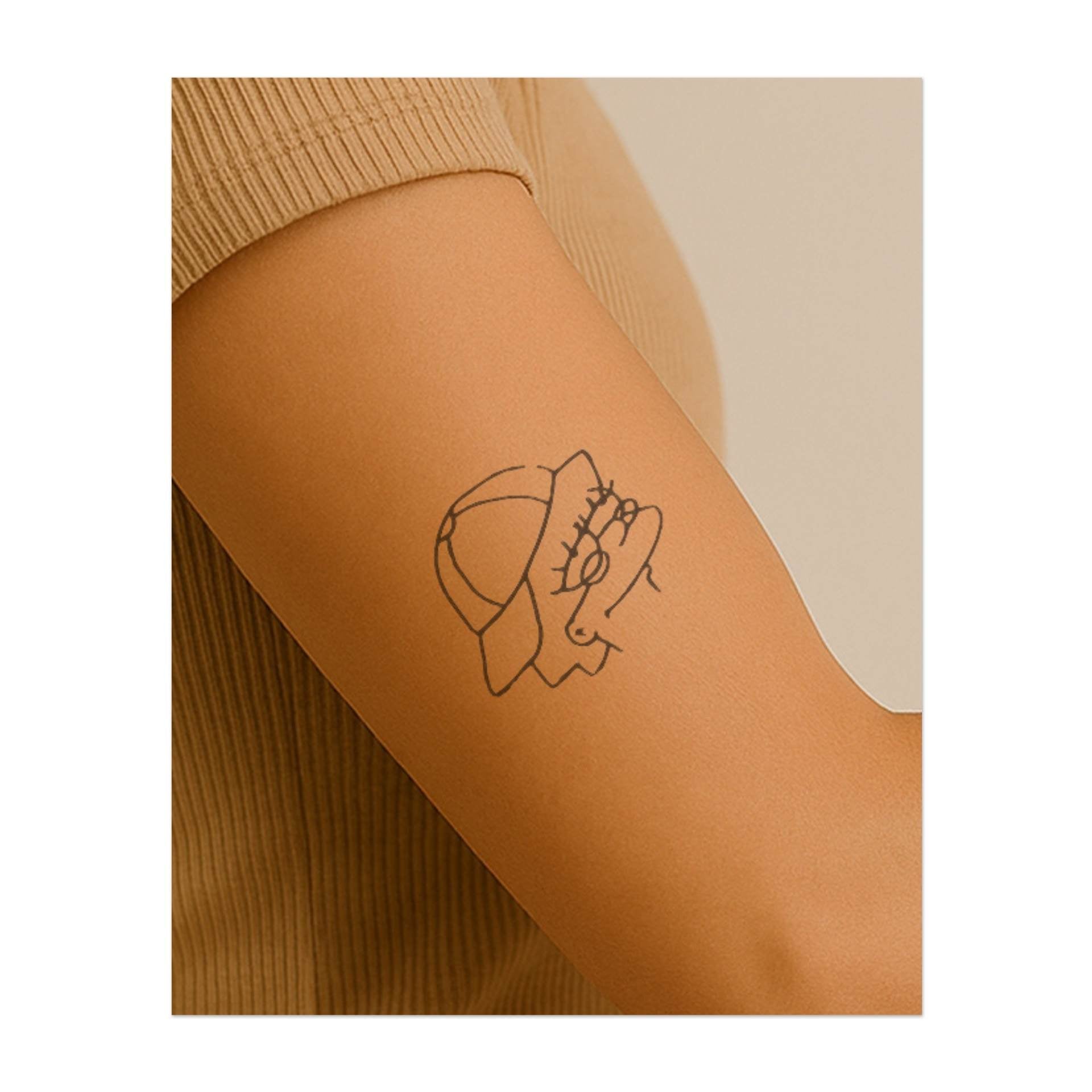 Lisa Simpson indossa un berretto, dalle linee semplici. Rappresenta i ricordi d'infanzia, la cultura pop o un riferimento a un personaggio specifico.