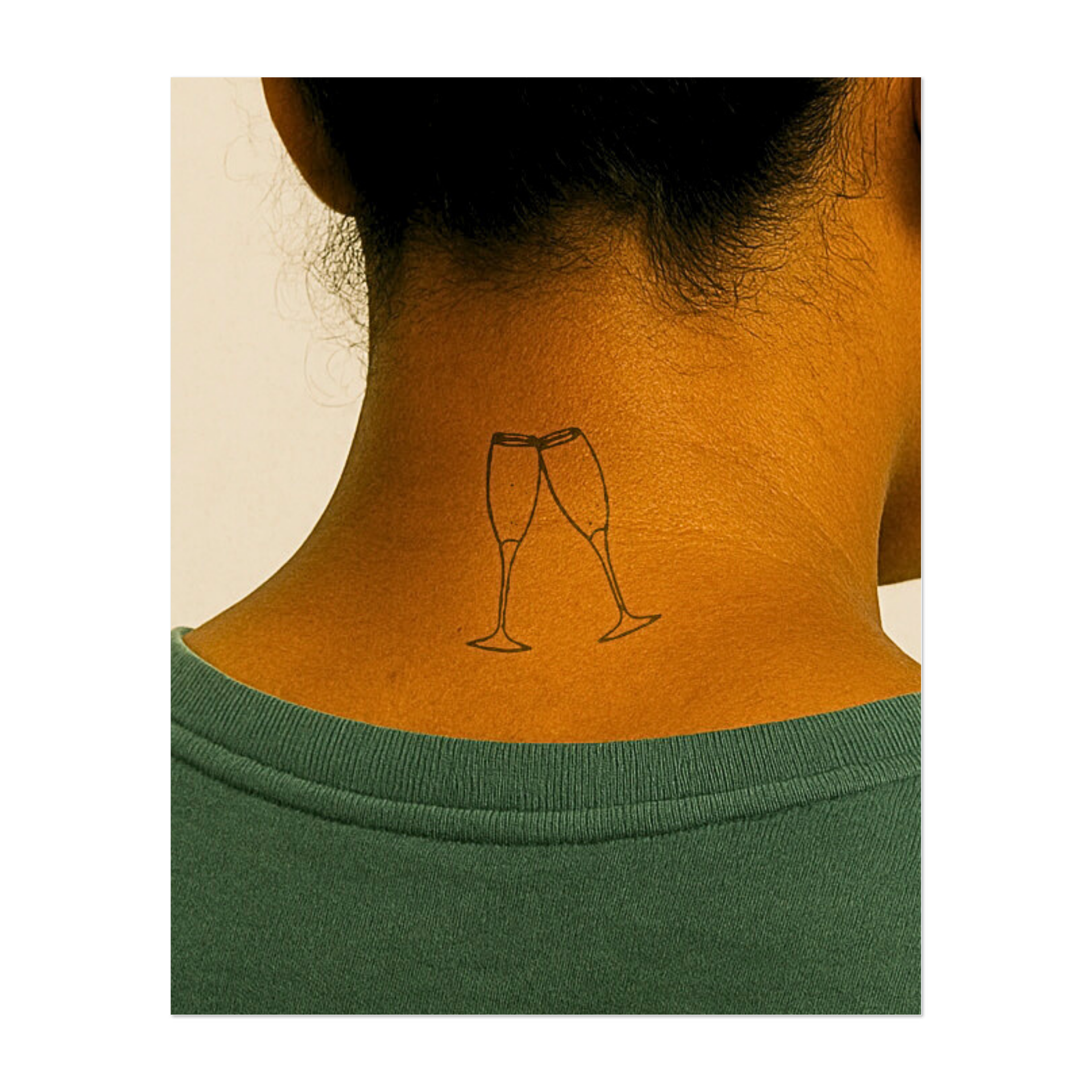 Due bicchieri di champagne che tintinnano. Rappresenta una celebrazione, una collaborazione o un momento di gioia. Un design semplice ed elegante.