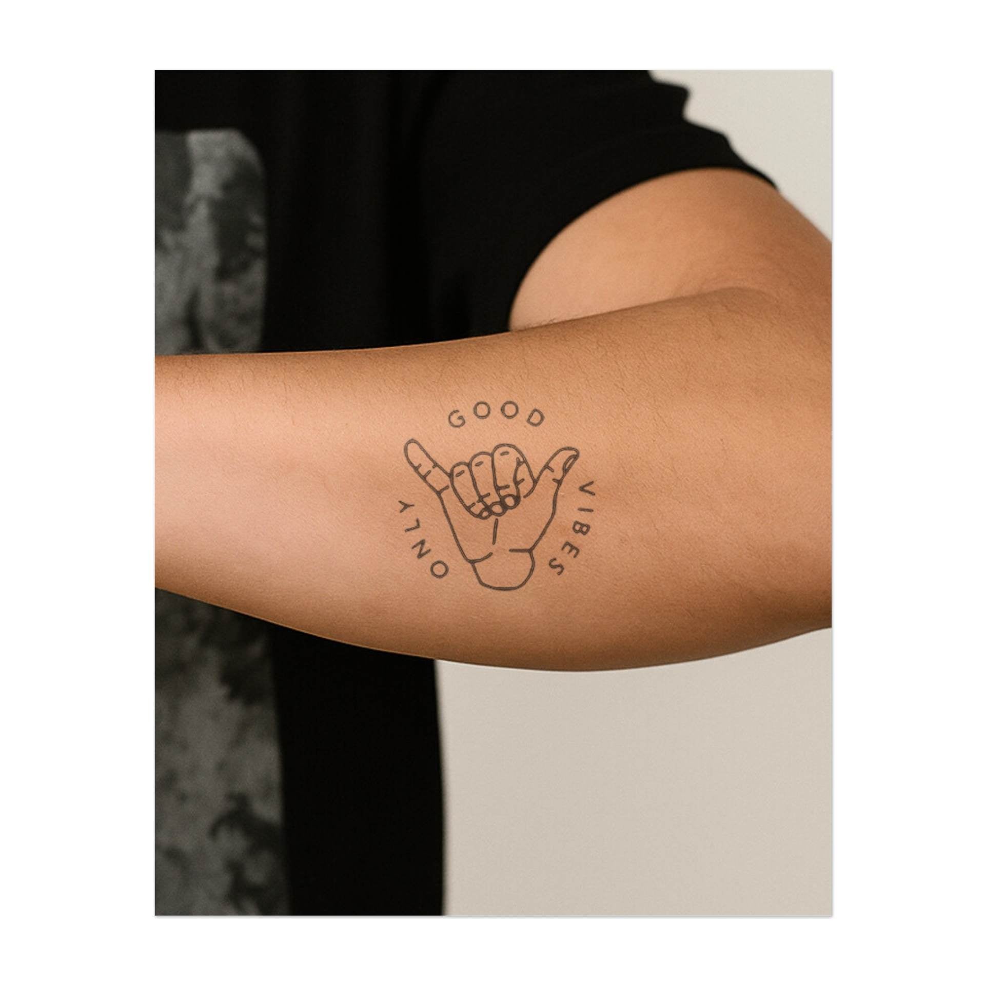 Un gesto della mano con la scritta "Shaka" e la scritta "Good Vibes Only" (Solo buone vibrazioni). Simboleggia positività, rilassamento o un atteggiamento rilassato.