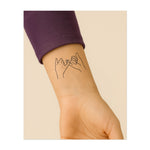 Due mani giunte in un giuramento con il mignolo. Rappresenta una promessa, una fiducia o un simbolo di amicizia.