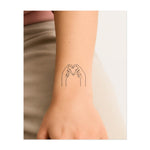 Due mani che formano un cuore. Rappresenta amore, connessione o un gesto di affetto.