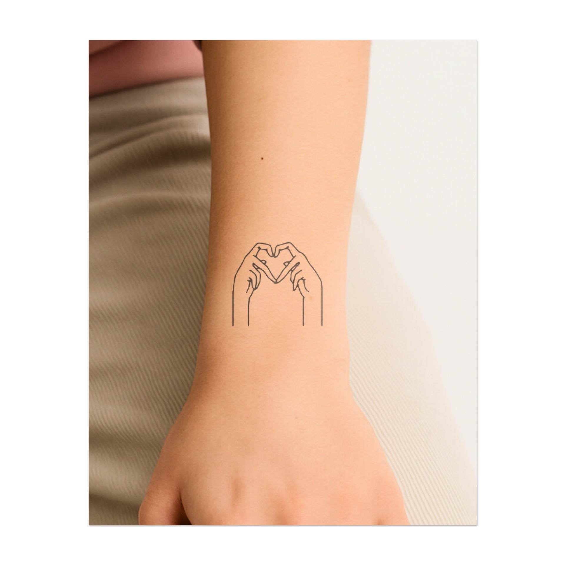 Due mani che formano un cuore. Rappresenta amore, connessione o un gesto di affetto.