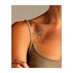 Un cherubino con una postura curva e il viso abbassato. Rappresenta il dolore, la vulnerabilità o una visione malinconica degli angeli.