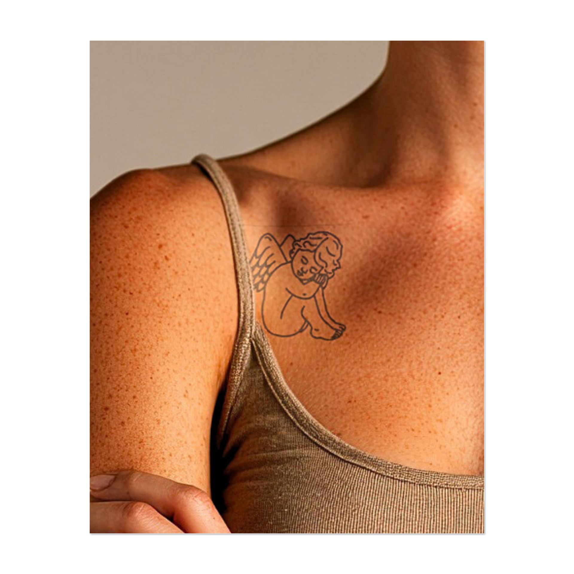 Un cherubino con una postura curva e il viso abbassato. Rappresenta il dolore, la vulnerabilità o una visione malinconica degli angeli.