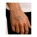 Un profilo di donna con un cappello da cowboy e una stella sulla guancia. Simboleggia lo stile western, l'indipendenza o un tocco di glamour.