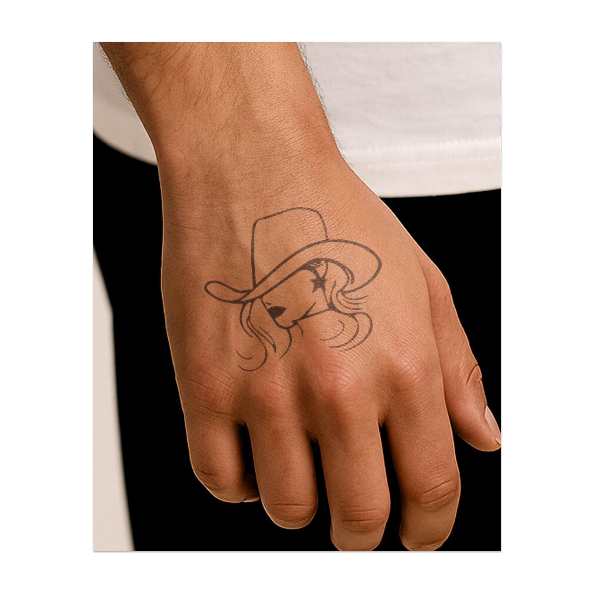 Un profilo di donna con un cappello da cowboy e una stella sulla guancia. Simboleggia lo stile western, l'indipendenza o un tocco di glamour.