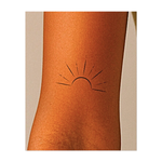 Un sole limpido e semicircolare con raggi eleganti e radiosi, impreziosito da tocchi di punti. Questo design lineare e minimalista simboleggia rinnovamento, calore e chiarezza, ideale per esprimere in modo sottile e potente un nuovo inizio.