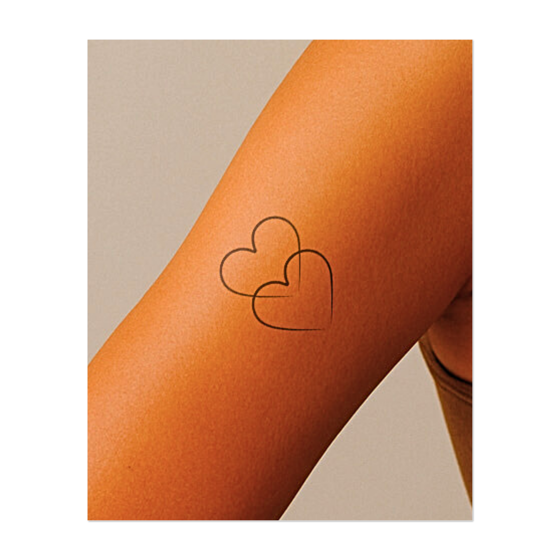 Due cuori elegantemente intrecciati, disegnati con linee pulite e fluide. Questo design semplice e aggraziato rappresenta amore, connessione e unità; è perfetto per simboleggiare legami profondi in uno stile moderno e minimalista.