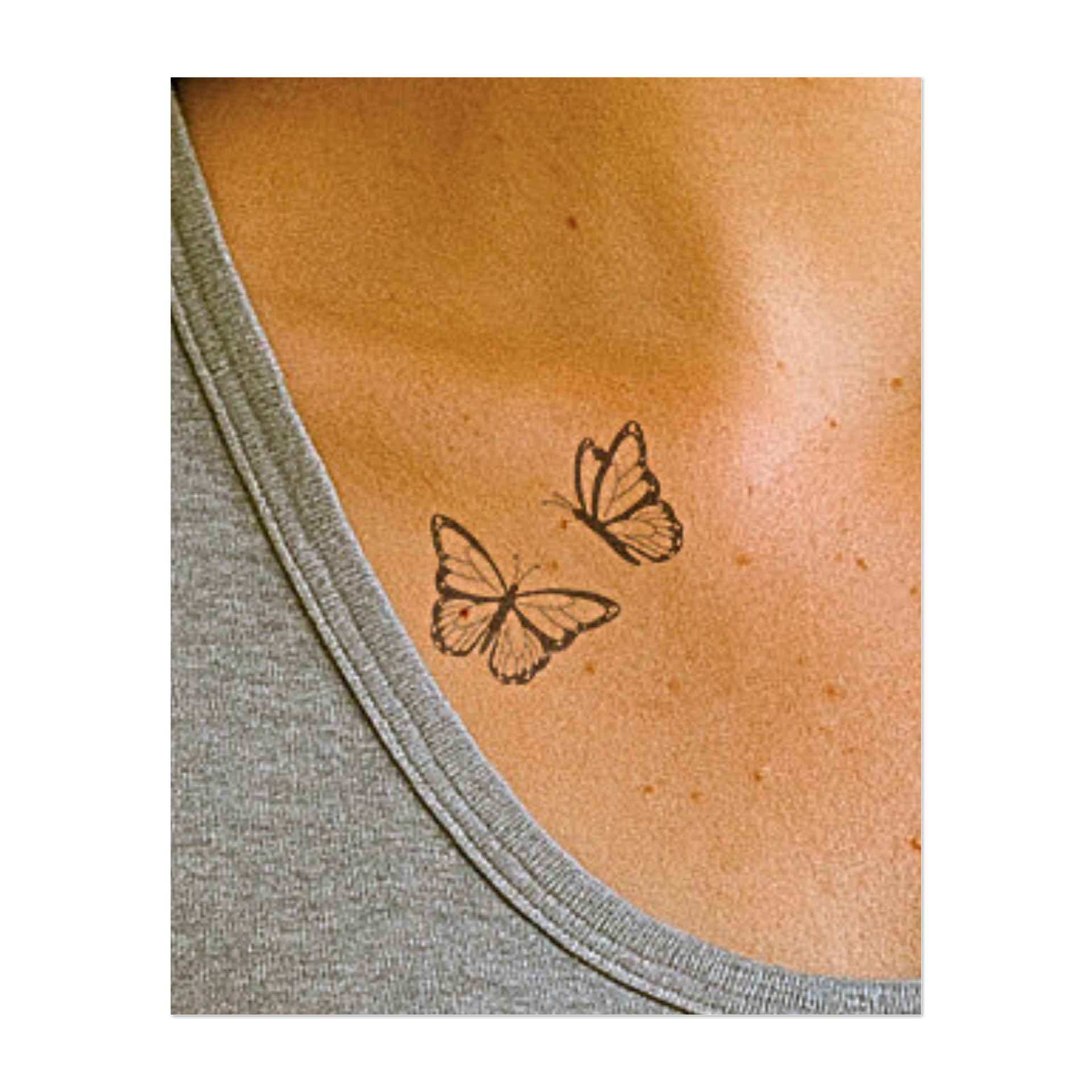 Due farfalle in movimento splendidamente dettagliate, con audaci contorni neri e delicati motivi sulle ali. Questa graziosa coppia simboleggia trasformazione, libertà e armonia; perfetta per un design ispirato alla natura.