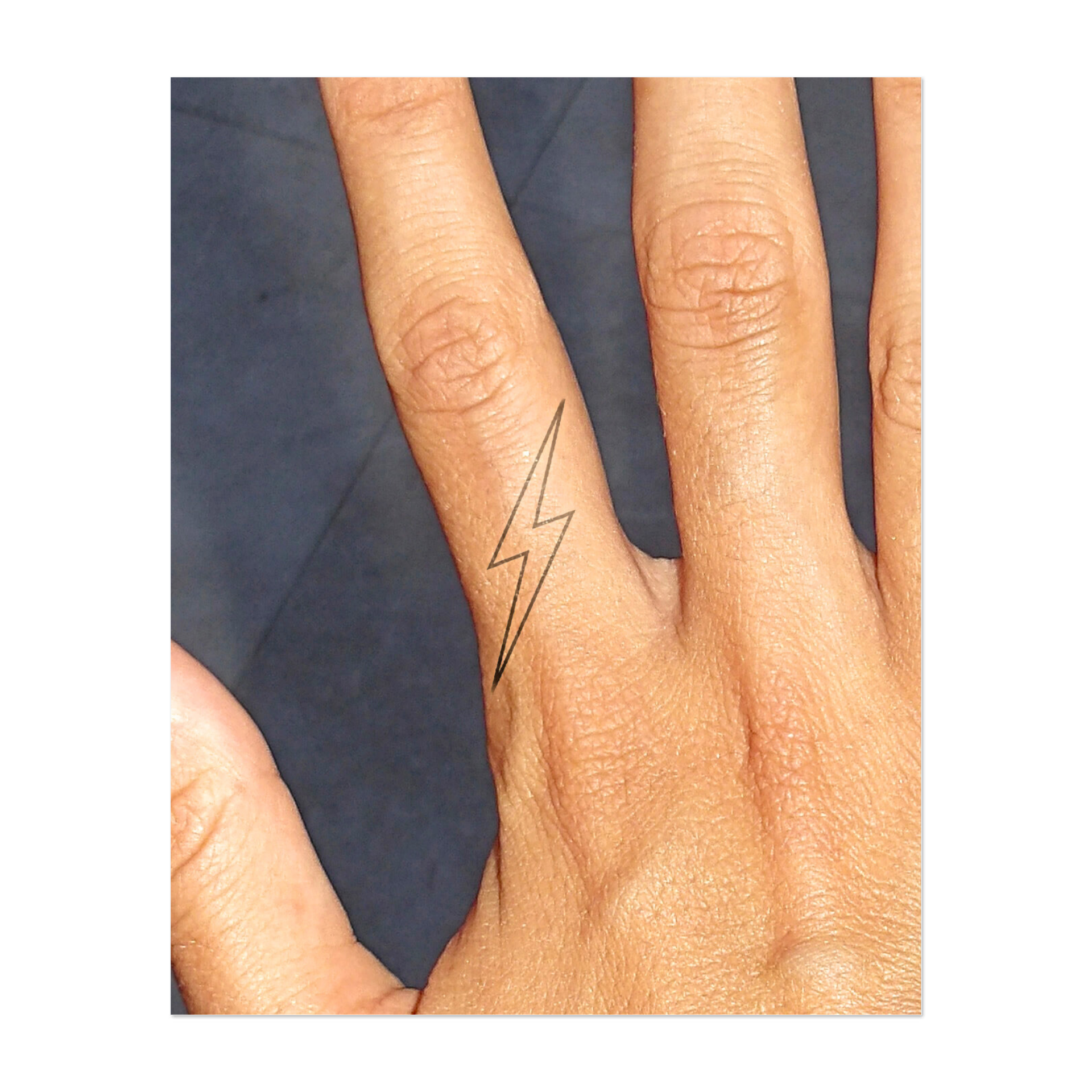 Strike: un fulmine elegante e allungato con bordi netti e linee nere pulite. Questo design minimalista emana energia, velocità e intensità, perfetto per un simbolo audace e lineare di potenza pura.