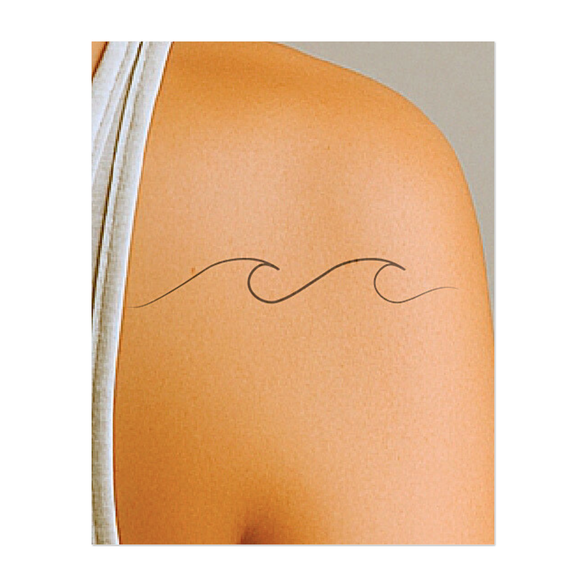 Un design fluido composto da due onde delicate, con curve eleganti e estremità affusolate. Questo pezzo minimalista ispirato al mare simboleggia calma, movimento e libertà, perfetto per un'estetica marinara e tranquilla.