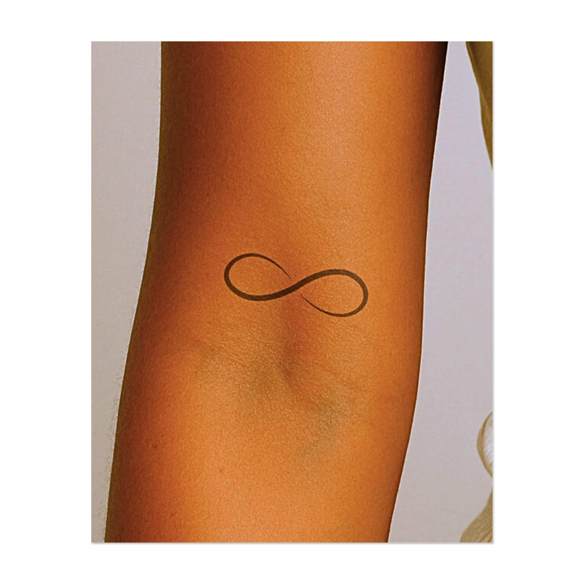 Un anello infinito fluido e fluido con estremità affusolate per un look dinamico ed elegante. Questo design classico rappresenta l'eternità, l'equilibrio e le infinite possibilità: un simbolo senza tempo e ricco di significato.