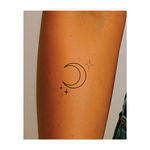 Una graziosa luna crescente incorniciata da stelle scintillanti di varie forme e dimensioni. Questo design celestiale emana mistero, intuizione e bellezza cosmica, perfetto per un look da sogno ispirato al cielo notturno.