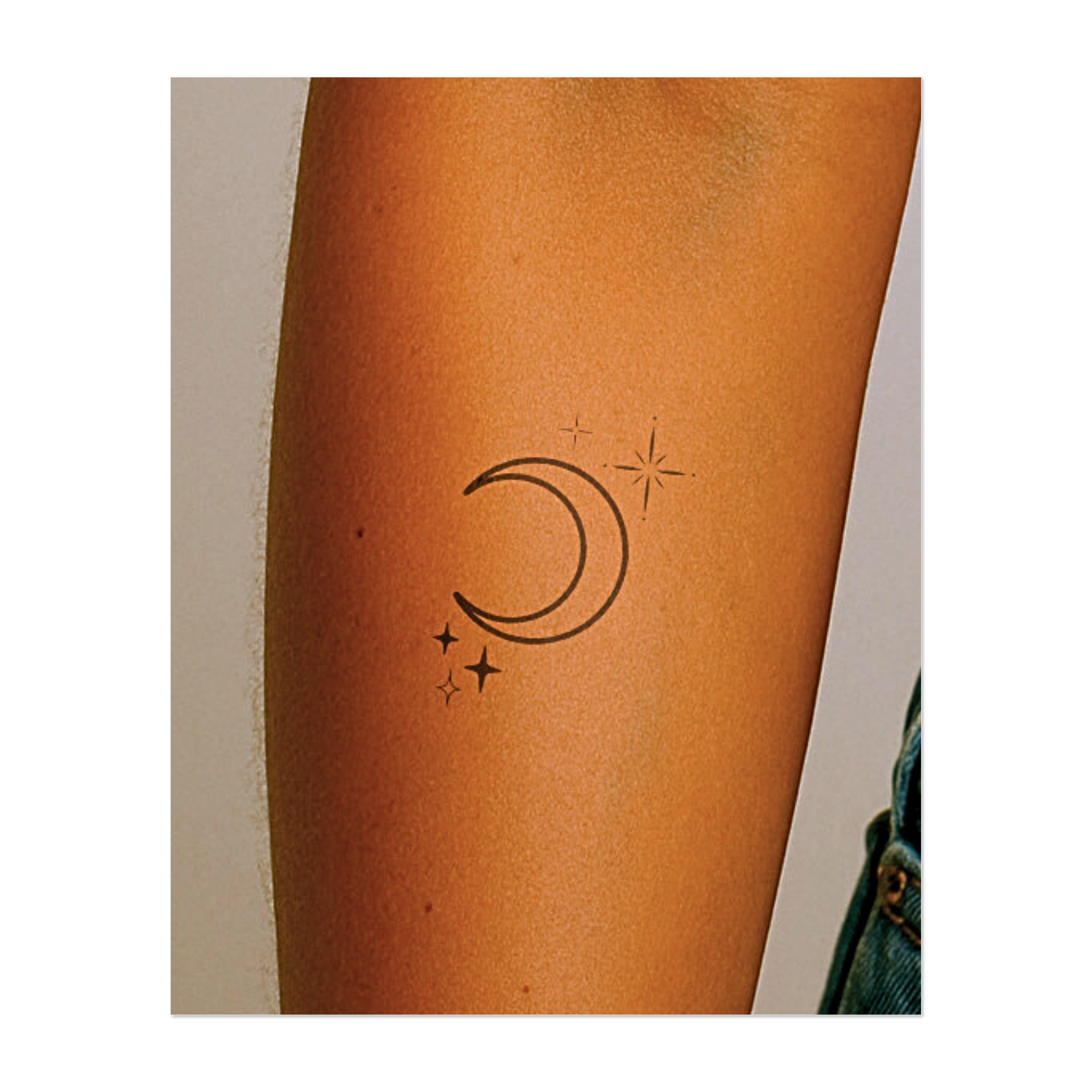 Una graziosa luna crescente incorniciata da stelle scintillanti di varie forme e dimensioni. Questo design celestiale emana mistero, intuizione e bellezza cosmica, perfetto per un look da sogno ispirato al cielo notturno.