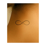 Un delicato simbolo dell'infinito, leggermente rastremato al centro, gli conferisce un aspetto sofisticato e fluido. Questo elegante design incarna connessione infinita, atemporalità e armonia in uno stile minimalista.