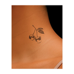 Un'illustrazione splendidamente dettagliata di due ciliegi con tonalità intense e foglie strutturate. Questo design classico unisce l'eleganza naturale al fascino retrò, ideale per un look delicato, accattivante e senza tempo.