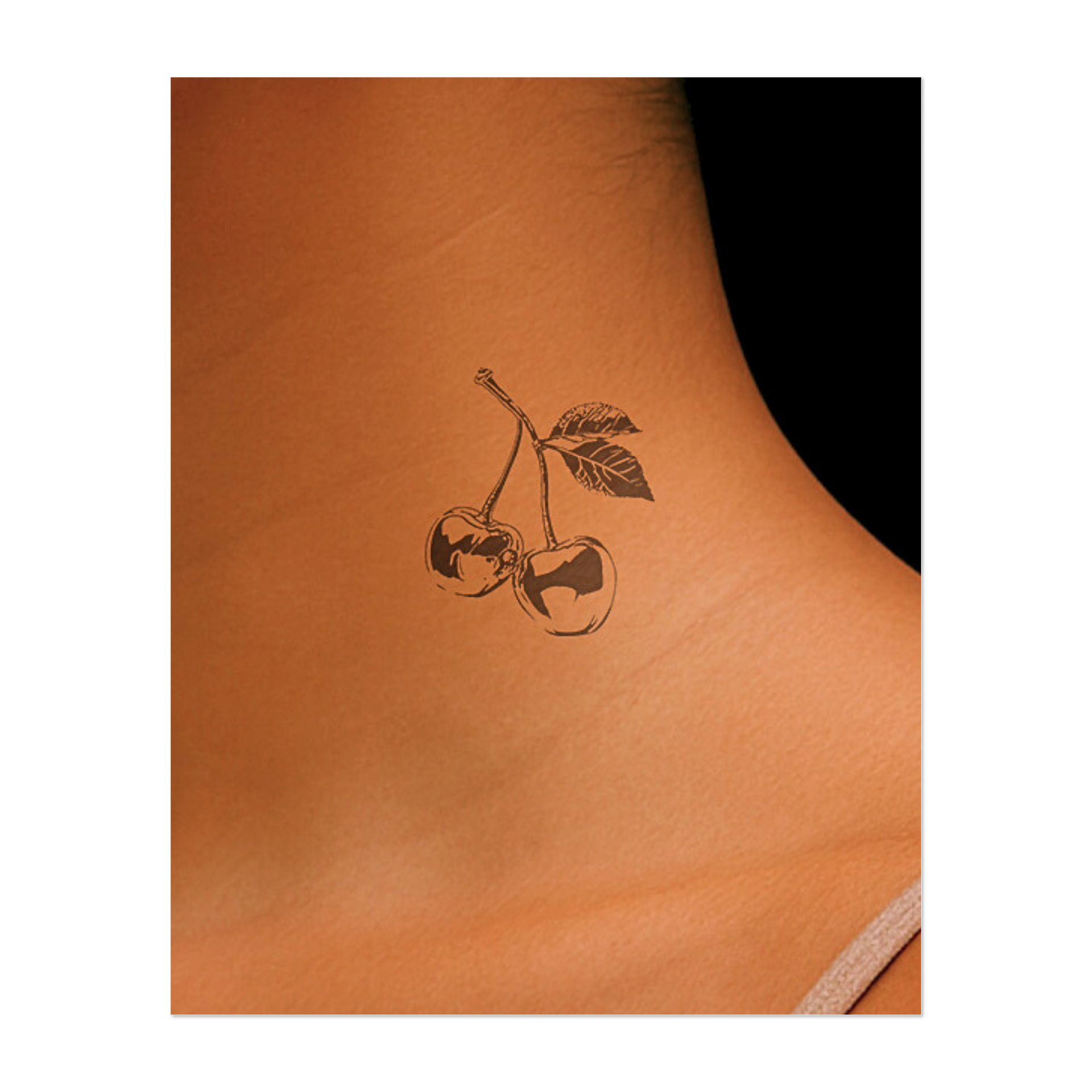 Un'illustrazione splendidamente dettagliata di due ciliegi con tonalità intense e foglie strutturate. Questo design classico unisce l'eleganza naturale al fascino retrò, ideale per un look delicato, accattivante e senza tempo.