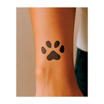 Una sorprendente impronta di zampa nera, con cuscinetto arrotondato e quattro dita ben separate. Questo design semplice e caldo celebra la lealtà, la giocosità e l'amore che condividiamo con i nostri compagni a quattro zampe.